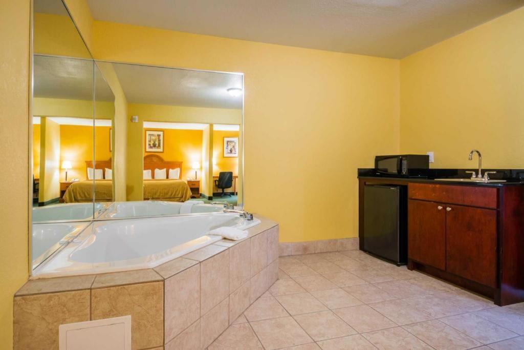 Quality Inn & Suites Franklin Buitenkant foto