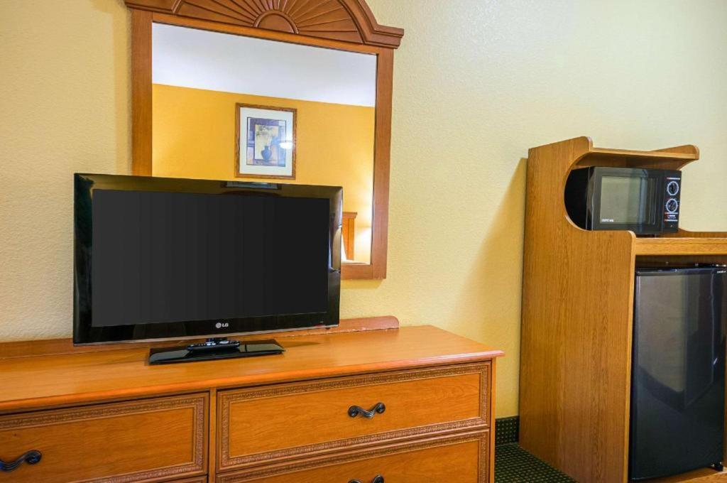 Quality Inn & Suites Franklin Buitenkant foto
