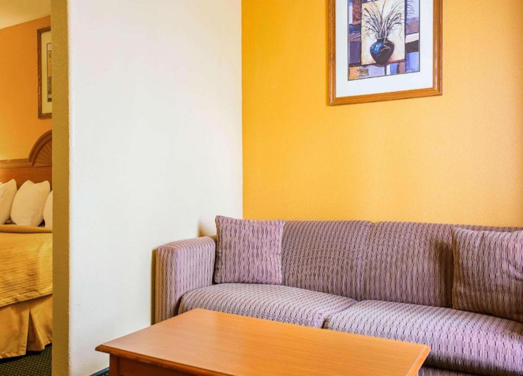 Quality Inn & Suites Franklin Buitenkant foto